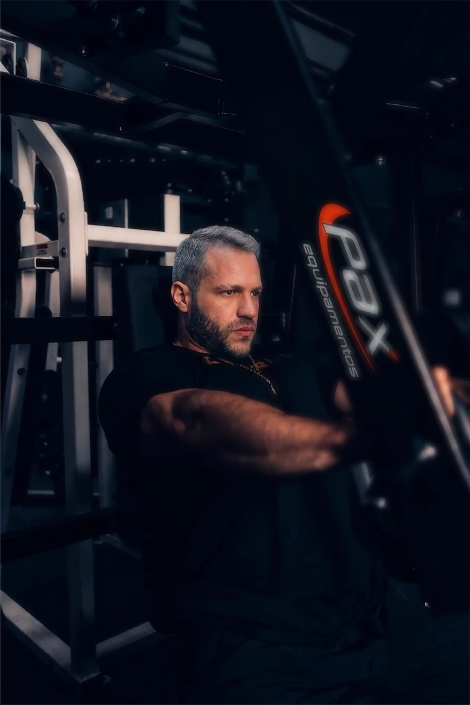 Atleta treinando em máquina Pax